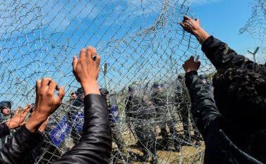 La cerca que separa a Grecia de Macedonia fue forzada por los migrantes, mientras la policía de este último país usó gases lacrimógenos y granadas aturdidoras para mantenerlos a raya. AFP