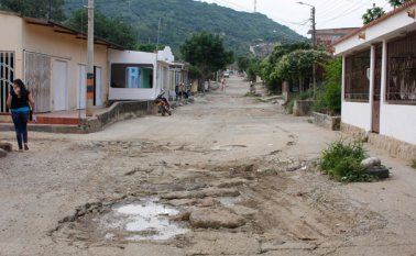 La comunidad del barrio Antonia Santos le volvió a recordar a la alcaldía que su barrio cumplió 42 años esperando a que le reparen sus calles. Orlando Carvajal