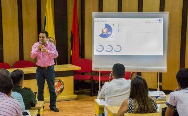 Mario Zambrano, cordinador de ‘cúcuta cómo vamos’, reveló que, según la segunda encuesta de percepción ciudadana, el 64% de los cucuteños se sienten orgullosos de la ciudad, una cifra que bajó ocho puntos porcentuales en relación a 2014. El programa, apoyado por La Opinión, la Cámara de Comercio de Cúcuta, la Universidad Libre, la Fundación Corona, Fundescat y Findeter, busca dar herramientas para la creación de políticas públicas que permitan dar soluciones a los problemas de la ciudad. Juan Pablo Bayona