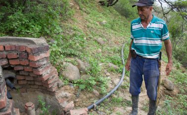 Cerca de 200 familias del corregimiento Canoitas y de San Pedro se suplen de agua sin tratar por medio de unas rústicas conexiones que ellos mismos elaboraron.
Juan Pablo Bayona