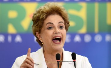 Una comisión legislativa está recomendando llevar a cabo el proceso de juicio político contra la presidenta Dilma Rousseff. AFP