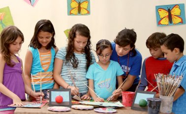 La pintura es una de las actividades con la que se puede estimular la inteligencia de los niños. Archivo