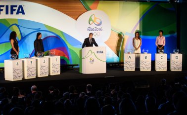 Con la presencia del astro brasileño Ronaldinho se cumplió el sorteo. AFP