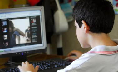 Hable con sus hijos sobre lo que hacen en internet. Tomada de Internet