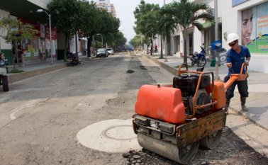 En El Contento, sobre la avenida 12 con calle 17, la calle, totalmente agujereada, fue repintada con señales de tránsito. Alfredo Estévez