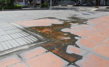 Hay niños que se bañan en las aguas sucias de la fuente del parque y se exponen a varias enfermedades. Rodrigo Sandoval