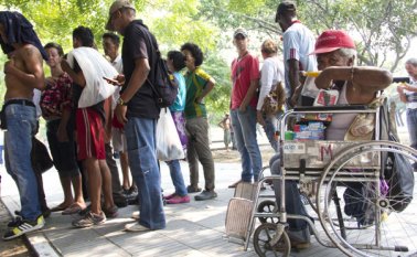 Hasta el parque Lineal llegan periódicamente cucuteños de buen corazón a compartir alimentos, ropa y útiles de aseo a los habitantes de la calle. Esta es la única ayuda que tiene por el momento dicha población. Alfredo Estévez