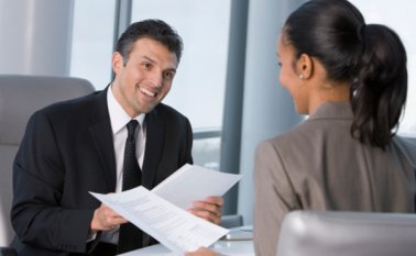 El perfil profesional es el gancho para que un empleador siga leyendo la hoja de vida, por eso debe estar redactado adecuadamente. Internet | Refencial