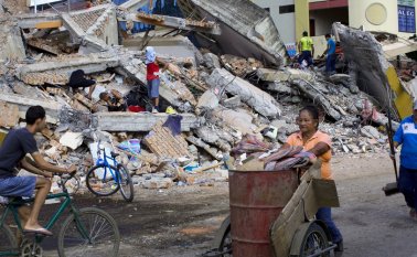 Los residentes buscan elementos aprovechables entre los escombros, después del terremoto de 7,8 grados.  AP