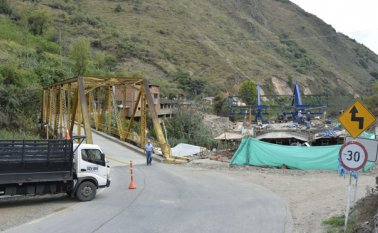 Vista general de la zona intervenida en la vía Pamplona-Chitagá. A la izquierda se aprecia el antiguo puente (metálico y de color amarillo) y en la derecha las obras del nuevo elevado en concreto. Edinsson Figueroa
