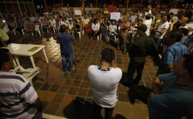 El presidente de la Junta de Acción Comunal de Ciudad Jardín, Jorge Armando Monroy, habla ante la comunidad en una de las asambleas llevadas a cabo el pasado 2 de marzo para la conformación del comité de Grantías. Obando