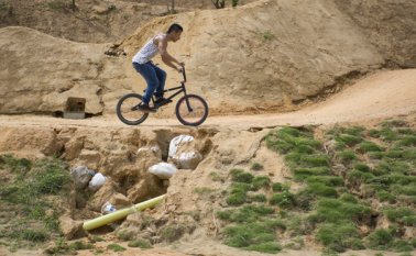 La pista recreativa de bicicross presenta grietas en diferentes tramos, y carece de un sistema óptimo de drenaje por lo que con las lluvias se ha desmoronado. Juan Pablo Bayona