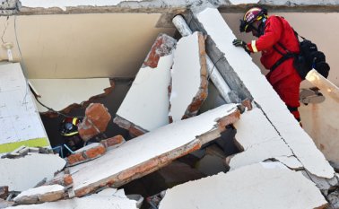 Los grupos de rescate siguen buscando sobrevivientes en las zonas afectadas por el terremoto en Ecuador. AFP