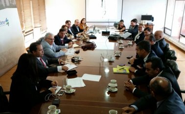 Aspecto de la reunión de varios de los alcaldes del área metropolitana de Cúcuta, el gobernador William Villamizar y funcionarios del Ministerio de Vivienda y Ecopetrol. Suministrada
