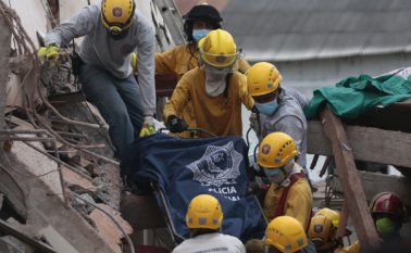 Equipos de rescate colombianos y ecuatorianos siguen buscando sobrevivientes. AFP