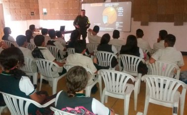 La iniciativa tiene también el fin de que los alumnos se conviertan en multiplicadores de estos mensajes. Policía Nacional