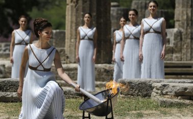 La encargada de prender la antorcha fue la actriz griega Katerina Lechou y luego la entregaría a los atletas brasileños, con una rama de olivo. AP