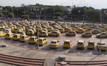 Los empresarios y conductores de taxi urgieron a la autoridad de transporte del área metropolitana y a los alcaldes para que pongan mano dura al transporte pirata. Juan Pablo Cohen