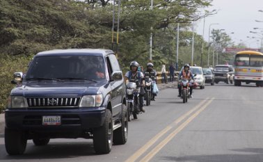 En estos momentos no puede decirse que los carros venezolanos que están en el territorio nacional están de turismo. Archivo