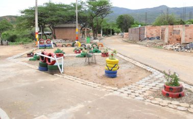 El parque consta de materas, sillas y juegos infantiles elaborados con llantas usadas y madera. Rodrigo Sandoval