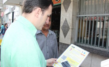 En los tarjetones están consignados los datos del conductor y del vehículo. Además, portan un código QR que puede ser escaneado para conocer la ubicación. Javier Sarabia