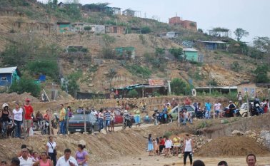 Al menos cien familias que habitan el asentamiento humano Nueva Ilusión, en el anillo vial occidental, se enfrentan a un nuevo reto y es que el predio en el que están ubicados está en proceso de reclamación por parte de una posible víctima. Especial para La Opinión
