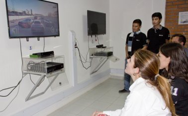 La viceministra de las TIC, María Carolina Hoyos, interactuó con los estudiantes del Colegio Integrado Simón Bolívar en la inauguración del Punto Vive Digital plus Alfredo Estévez