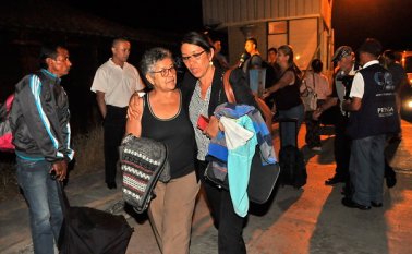 Un grupo de 13 caleños repatriados de Ecuador llegó al aeropuerto Alfonso Bonilla Aragón junto al cuerpo de una mujer fallecida en la ciudad de Manta, tras el terremoto del sábado pasado. Colprensa
