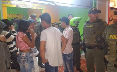 La policía realizó un operativo nocturno en El Natilán, Aeropuerto, El Malecón, entre otros sectores, arrojando capturas, inmovilizaciones vehiculares y cierres de establecimientos comerciales.  Cortesía