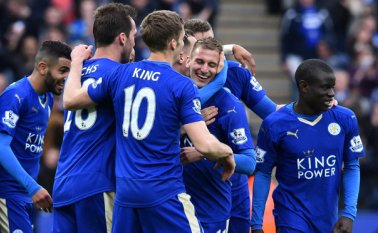 Leicester obtendría el primer campeonato en sus 132 años de historia si suma cinco puntos en sus próximos tres cotejos. AFP