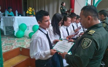 127 estudiantes recibieron diplomas de graduación en el programa Educación para la Resistencia al Uso y Abuso de las Drogas y Violencia (DARE). Policía Nacional