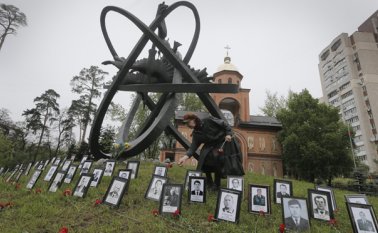 Unas 600.000 personas, a las que se suele llamar los "liquidadores" de Chernóbil, fueron enviadas a luchar contra el fuego y a limpiar la peor parte de la contaminación de la planta. AP
