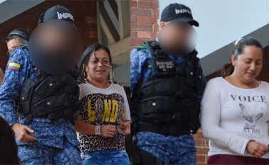 Jenny Alexandra Pinilla (izquierda) declarará en la próxima audiencia cómo fue traída y explotada sexualmente. Está detenida en la cárcel de la ciudad. Dennys Patricia Contreras declaró que pretendía fugarse con Dennys y no robar al hombre que las tiene en prisión. Edinsson Figueroa