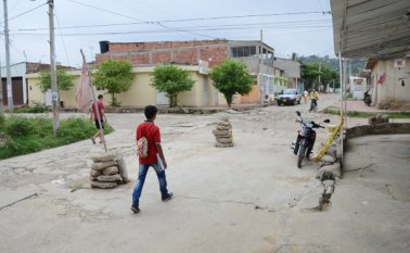 En la avenida 2 con calle 6 de Chapinero se puede observar este monumento a las vías dañadas armado con escombros de la vía destrozada. Rodrigo Sandoval