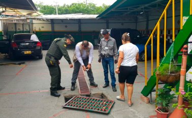 En los controles adelantados por los técnicos de la Policía, Corponor y Aguas Kpital se verificó el cumplimiento de la normatividad establecida para el lavado de carros.  Orlando Carvajal
