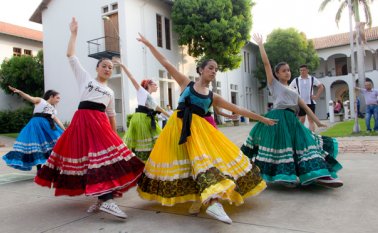En la Biblioteca Pública Julio Pérez Ferrero ensayaron esta semana para las presentaciones que harán hoy mañana en el municipio de Bochalema, en el marco del Día Mundial de la Danza. Alfredo Estévez