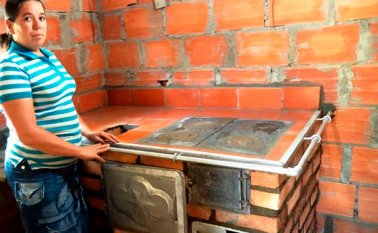 Un modelo parecido de estufa reguladora  de humo como el que se observa en la foto es el que se proyecta poner en funcionamiento en El Zulia para mil familias. Cortesía