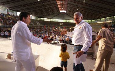 El gobernador de Norte de Santander, William Villamizar Laguado; y el alcalde de Cúcuta, César Rojas, en el Colegio Municipal durante la presentación del programa Comunidad-Gobierno, en la ciudad. Obando