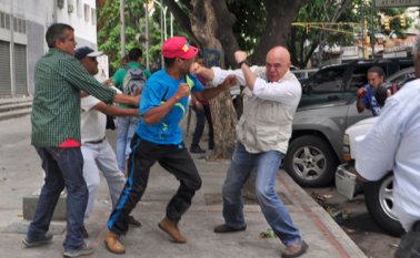 Momento en el que Jesús ‘Chúo’ Torrealba (derecha) era atacado por un hombre que se le acercó sigilosamente y a corta distancia. La Patilla