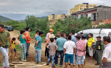 Muchos jóvenes se encapucharon y se enfrentaron a la Policía lanzando piedras. Cortesía