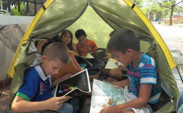 En carpas, los niños se divierten y leen en voz alta párrafo por párrafo. Cortesía