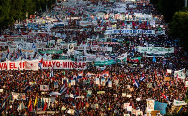 Miles convergen en la tradicional marcha del Primero de Mayo en la Plaza de la Revolución, en La Habana, Cuba, este domingo 1 de mayo. AP
