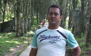 Nelson Pineda Soto se partió la cabeza al golpearse contra un árbol. Suministrada