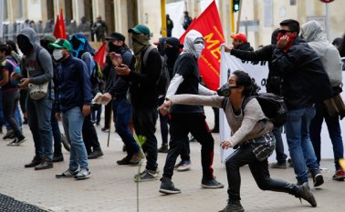 El sujeto identificado en el vídeo mide aproximadamente 1,80 metros, tez blanca y su edad oscila entre 22 y 25 años. AP