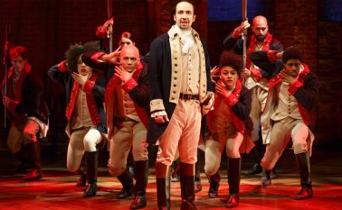 Esta imagen difundida por The Public Theater muestra a Lin-Manuel Miranda, primer plano, con el elenco durante una representación de 'Hamilton', en Nueva York.
AP