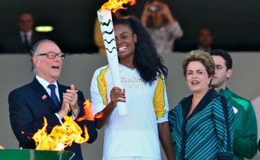 "Brasil está listo para organizar los Juegos Olímpicos más exitosos de la historia", declaró la presidenta Rousseff (derecha). AFP