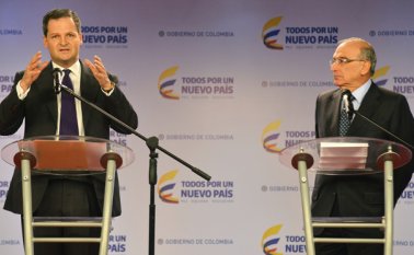 Los negociadores del gobierno en el proceso de paz con las Farc, Sergio Jaramillo y Humberto de la Calle, pidieron no precipitar los debates de la mesa de diálogos. Archivo / Colprensa