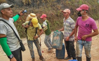 El mes pasado, Torrado armó su propio grupo de trabajo para apagar el incendio que se presentó en las montañas de El Tarra. Cortesía