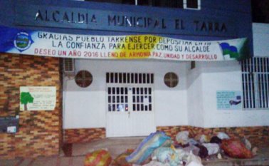 La comunidad, inconforme con la falta de recolección, llevó la basura a la alcaldía. Por su parte, esta pide ayuda para otro carro recolector. Cortesía