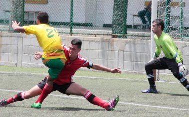 El defensor central de la selección Sub-17 de Norte de Santander, Ronaldo Pérez, cierra al atacante de Bolívar en el partido por la segunda fecha de las semifinales del Nacional de la categoría que se lleva a cabo en Barranquilla. Colprensa